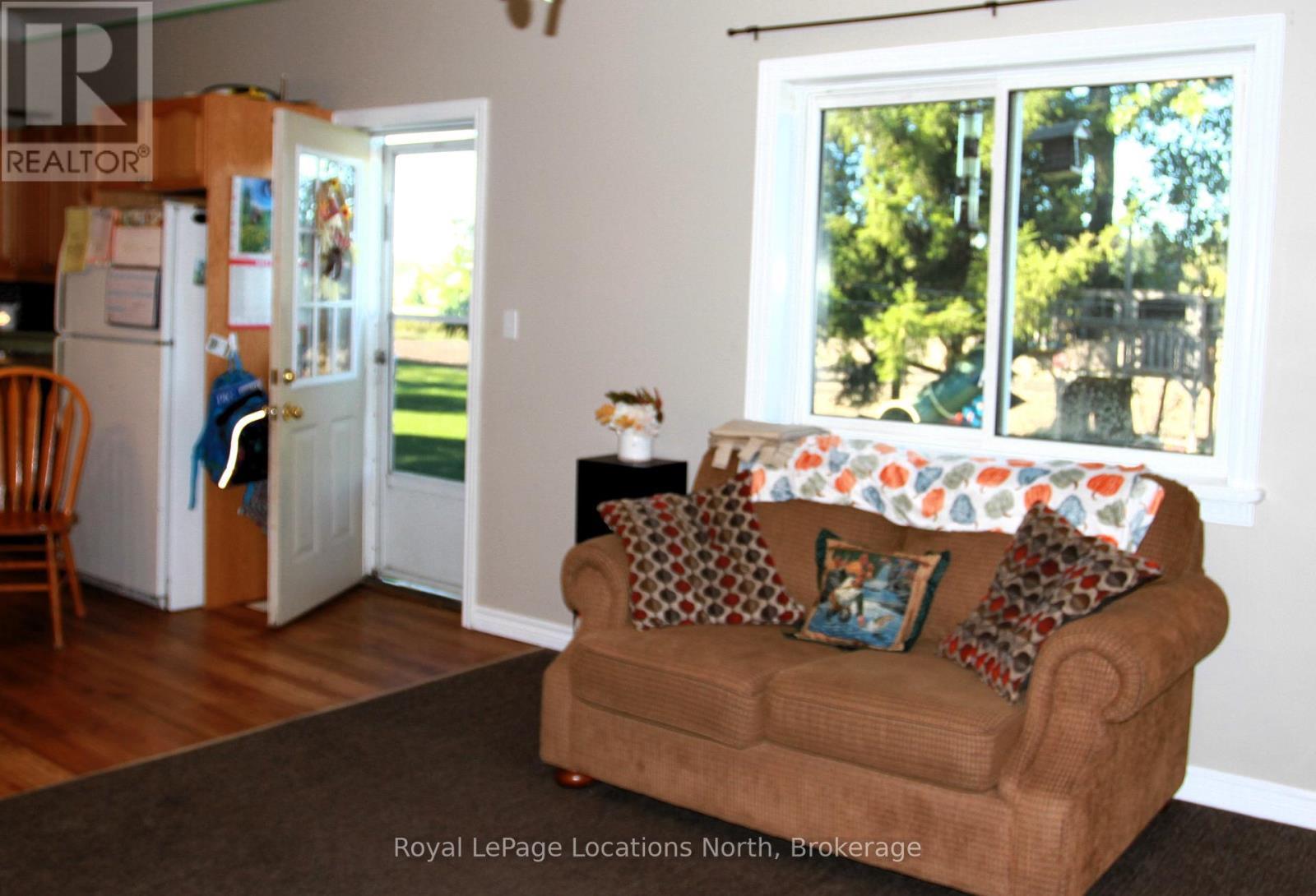 1539 6 Concession N, Clearview, ON - Indoor Photo Showing Living Room