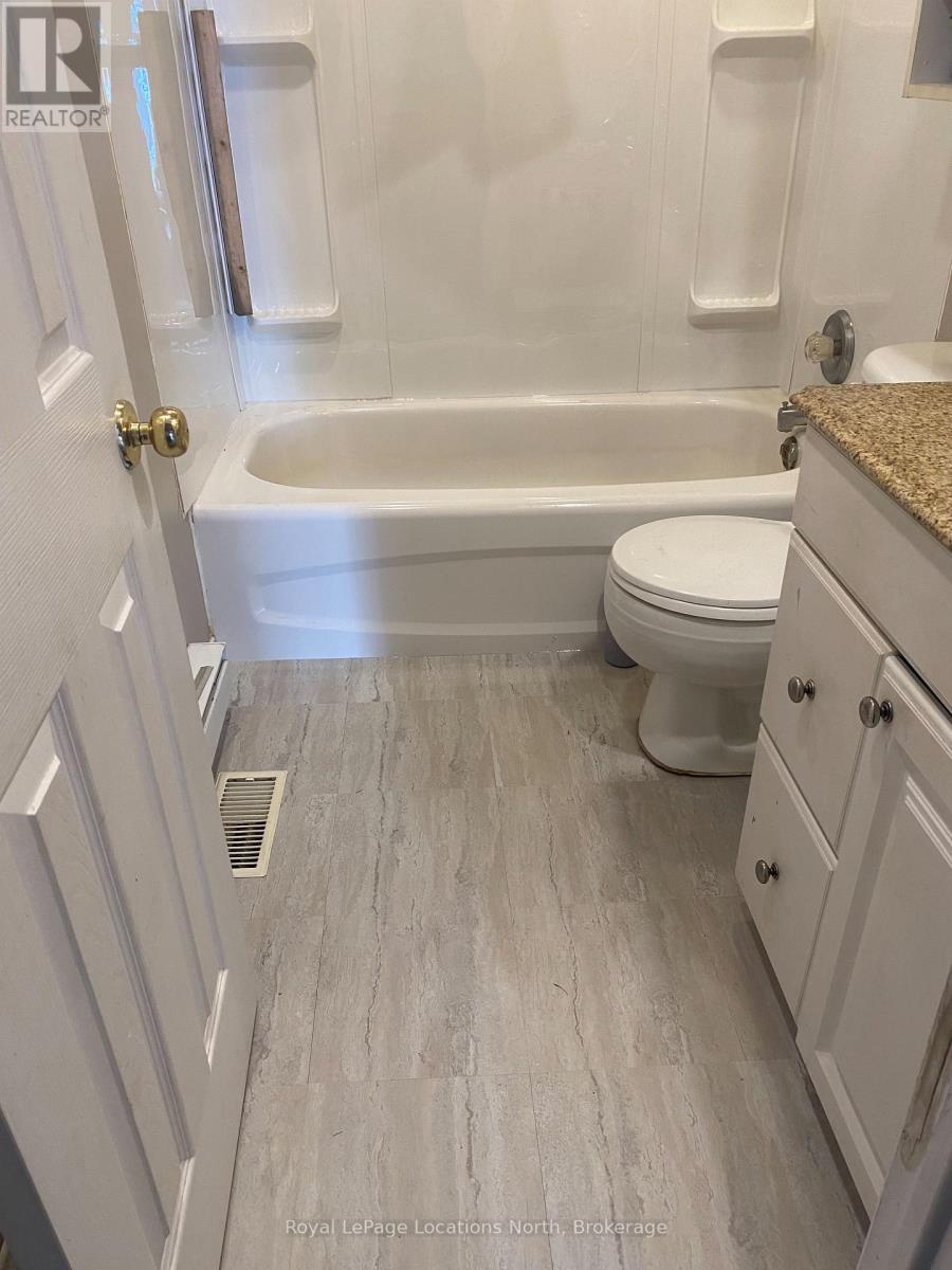Main floor 4 pc Bathroom - 1539 6 Concession N, Clearview, ON - Indoor Photo Showing Bathroom