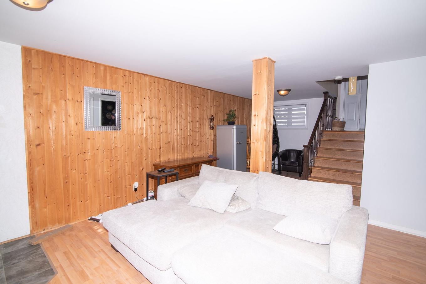 Salle familiale - 20 Rue Charles-Eugène-Dubé, Rivière-Du-Loup, QC - Indoor Photo Showing Bedroom