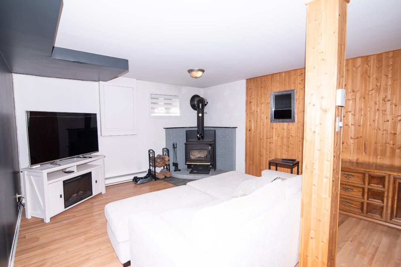 Salle familiale - 20 Rue Charles-Eugène-Dubé, Rivière-Du-Loup, QC - Indoor Photo Showing Living Room With Fireplace