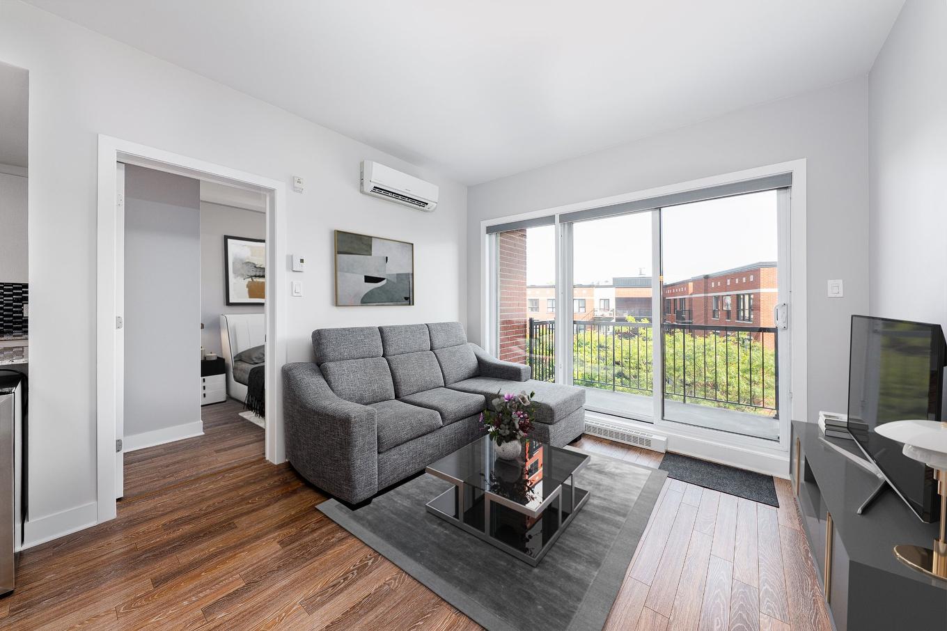 Living room - 408-4700 Boul. Henri-Bourassa O., Montréal (Saint-Laurent), QC - Indoor Photo Showing Living Room