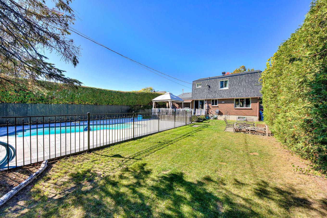 Backyard - 20 Rue Réginald-Brown, Kirkland, QC - Outdoor With Backyard