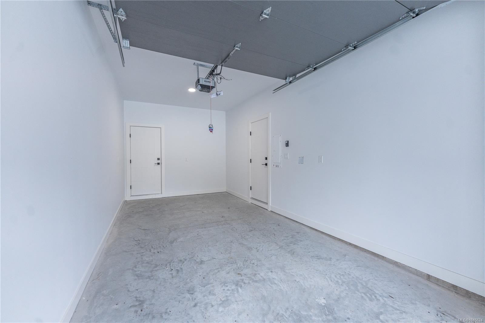 110 Plante Cres, Lake Cowichan, BC - Indoor Photo Showing Garage