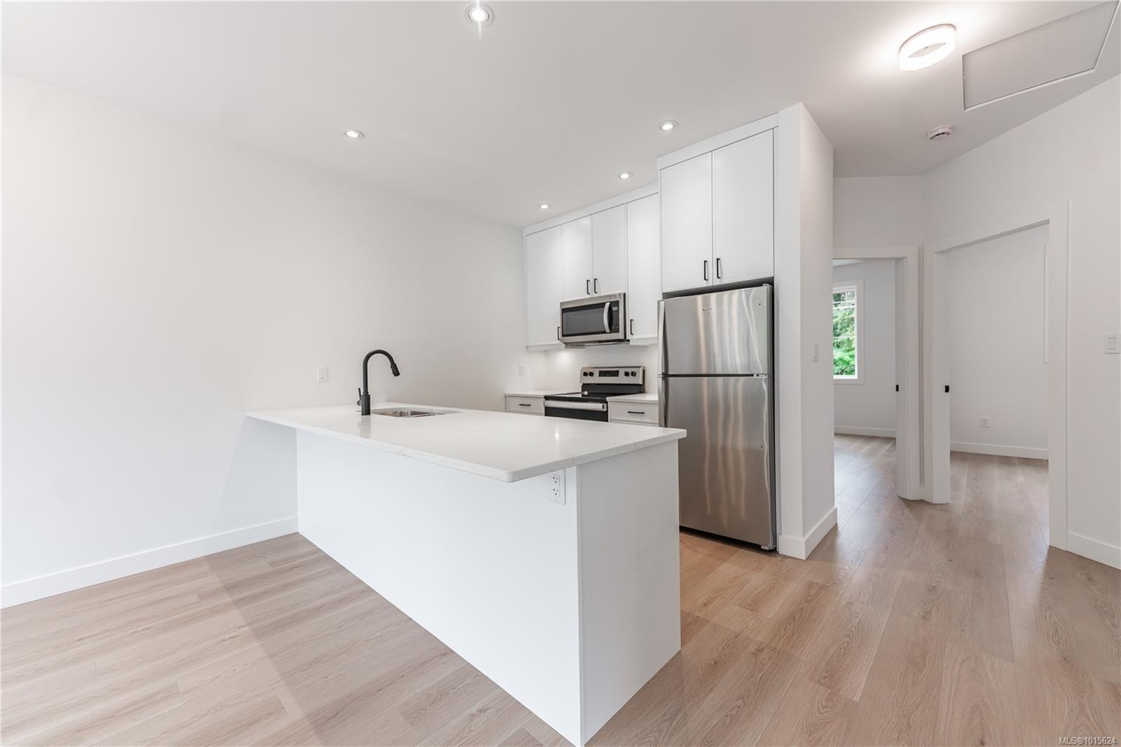 110 Plante Cres, Lake Cowichan, BC - Indoor Photo Showing Kitchen With Stainless Steel Kitchen With Upgraded Kitchen