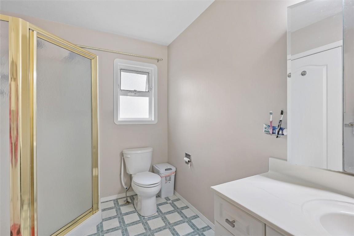 360 Juniper Street, Chase, BC - Indoor Photo Showing Bathroom