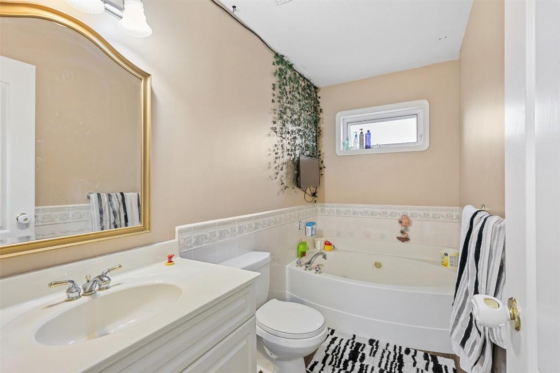 360 Juniper Street, Chase, BC - Indoor Photo Showing Bathroom