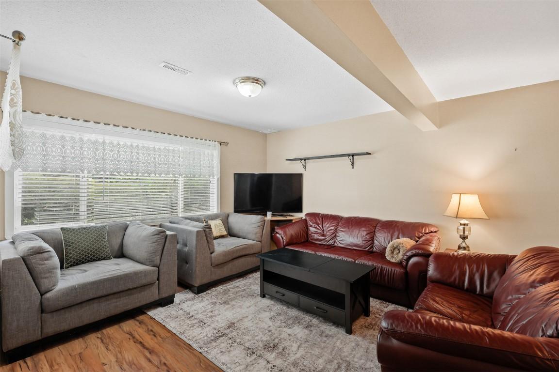 360 Juniper Street, Chase, BC - Indoor Photo Showing Living Room
