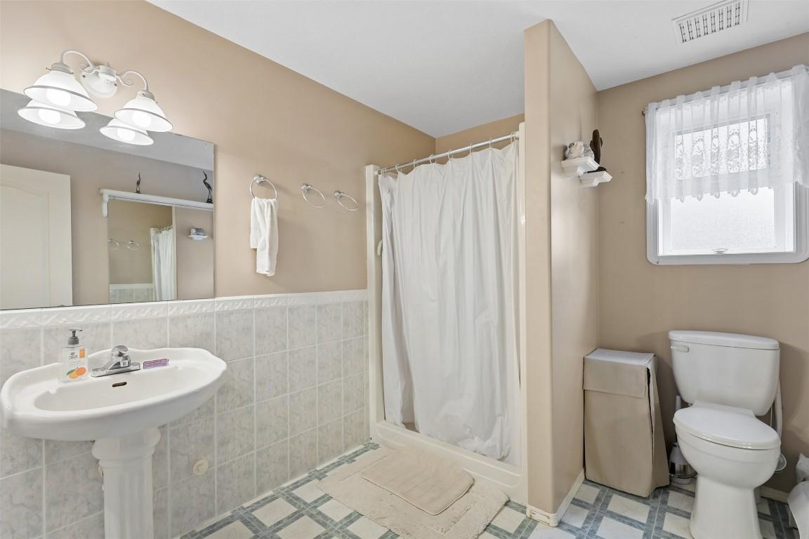 360 Juniper Street, Chase, BC - Indoor Photo Showing Bathroom