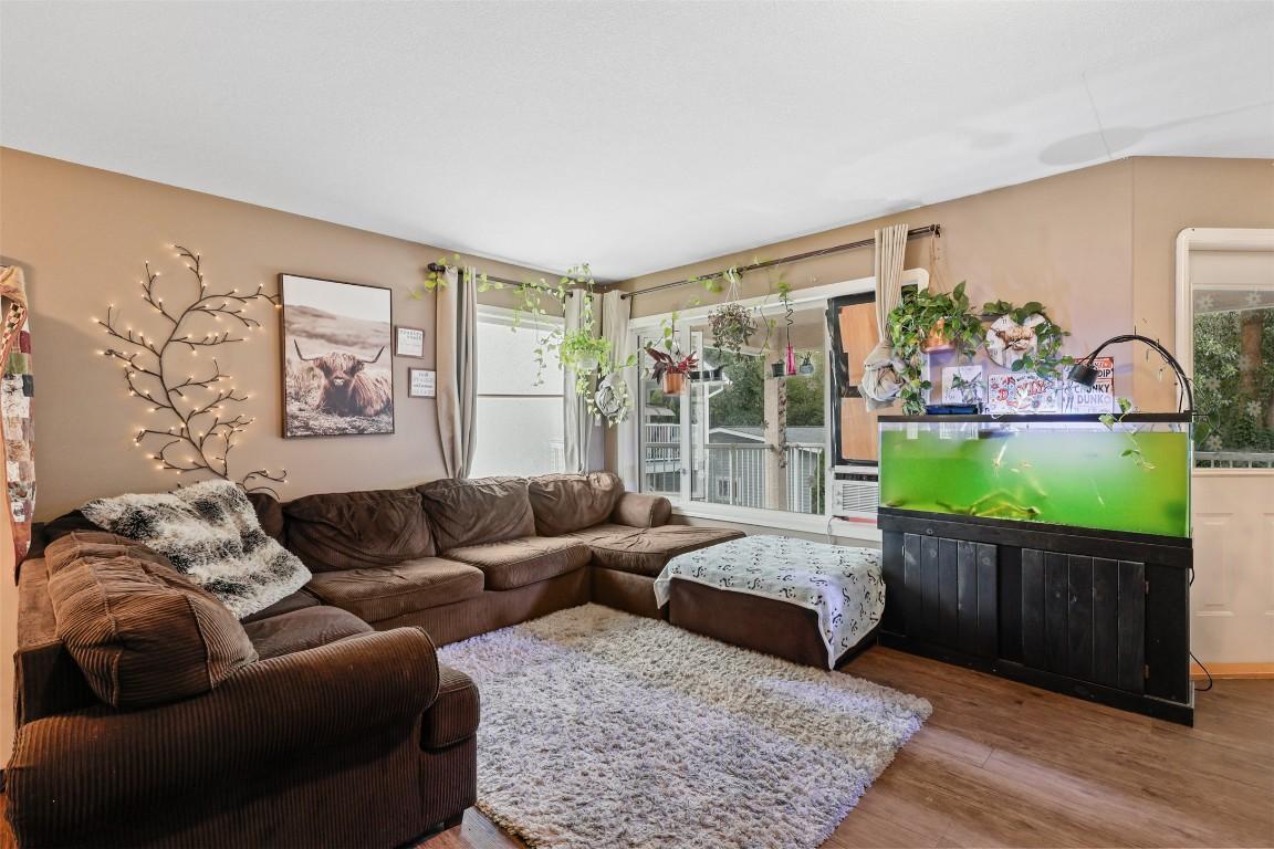 360 Juniper Street, Chase, BC - Indoor Photo Showing Living Room