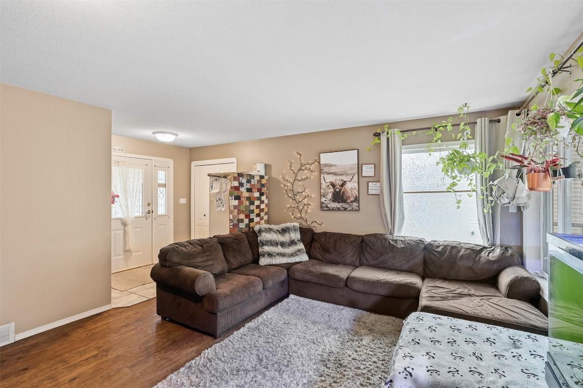 360 Juniper Street, Chase, BC - Indoor Photo Showing Living Room