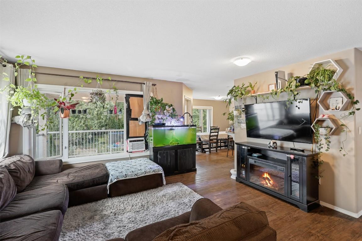 360 Juniper Street, Chase, BC - Indoor Photo Showing Living Room