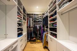 Walk-in closet -