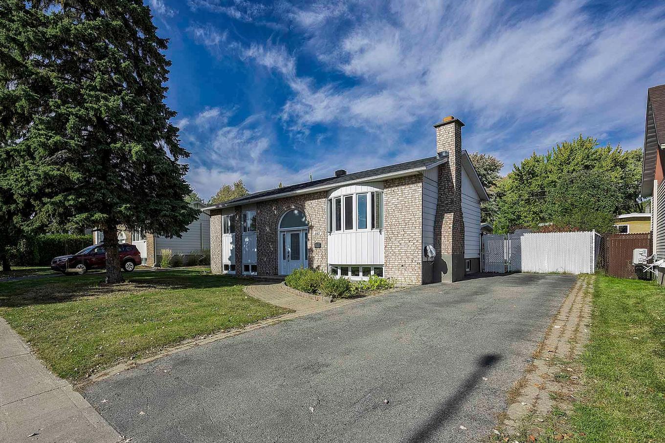 Frontage - 447 Boul. Samson, Laval (Sainte-Dorothée), QC - Outdoor