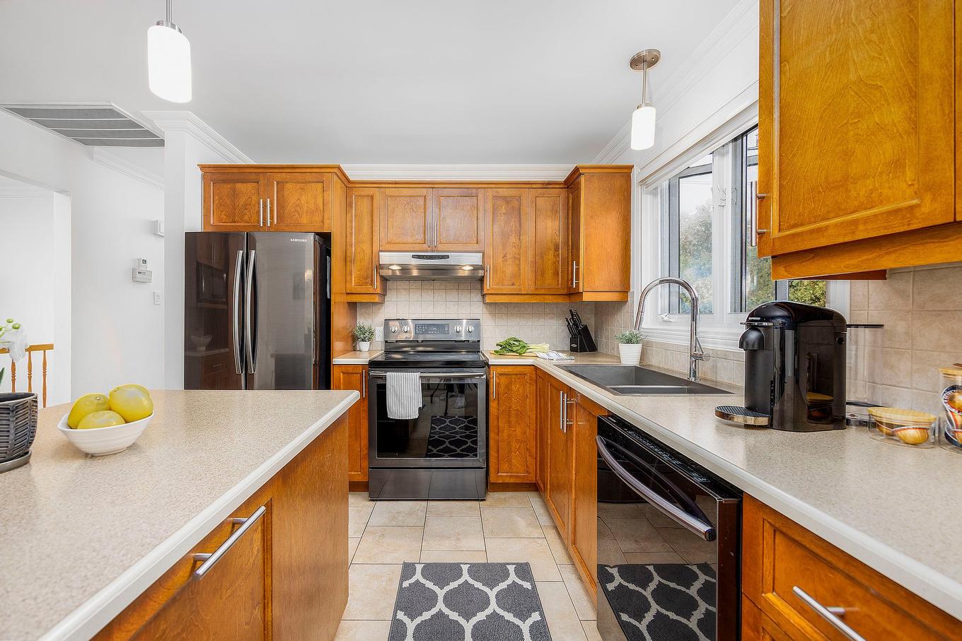 Kitchen - 447 Boul. Samson, Laval (Sainte-Dorothée), QC - Indoor Photo Showing Kitchen With Double Sink
