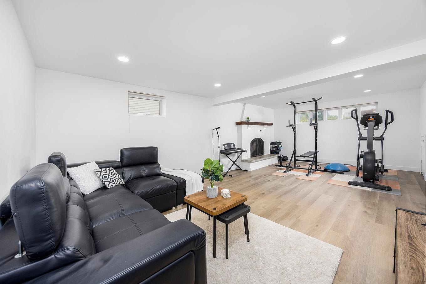 Family room - 447 Boul. Samson, Laval (Sainte-Dorothée), QC - Indoor Photo Showing Gym Room