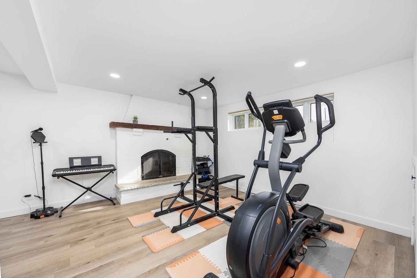 Family room - 447 Boul. Samson, Laval (Sainte-Dorothée), QC - Indoor Photo Showing Gym Room