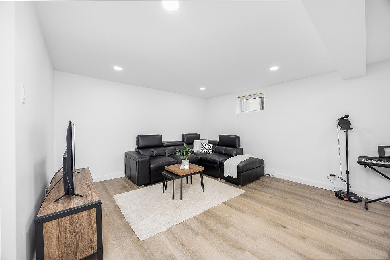 Family room - 447 Boul. Samson, Laval (Sainte-Dorothée), QC - Indoor