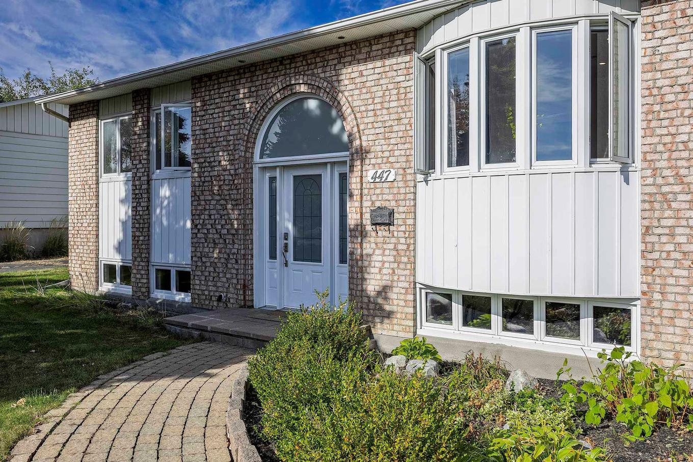 Frontage - 447 Boul. Samson, Laval (Sainte-Dorothée), QC - Outdoor