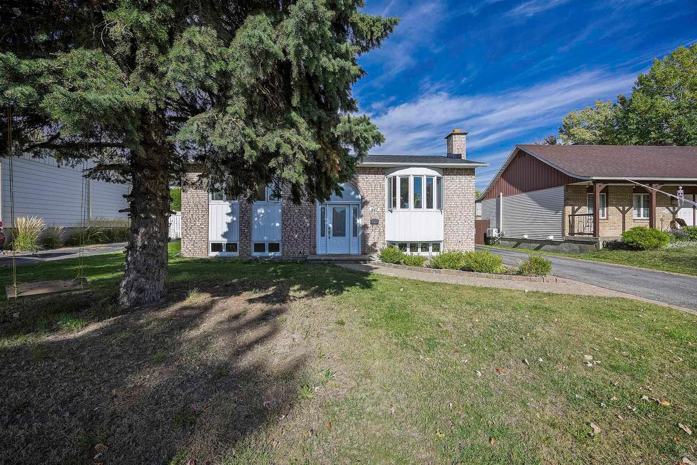 Frontage - 447 Boul. Samson, Laval (Sainte-Dorothée), QC - Outdoor