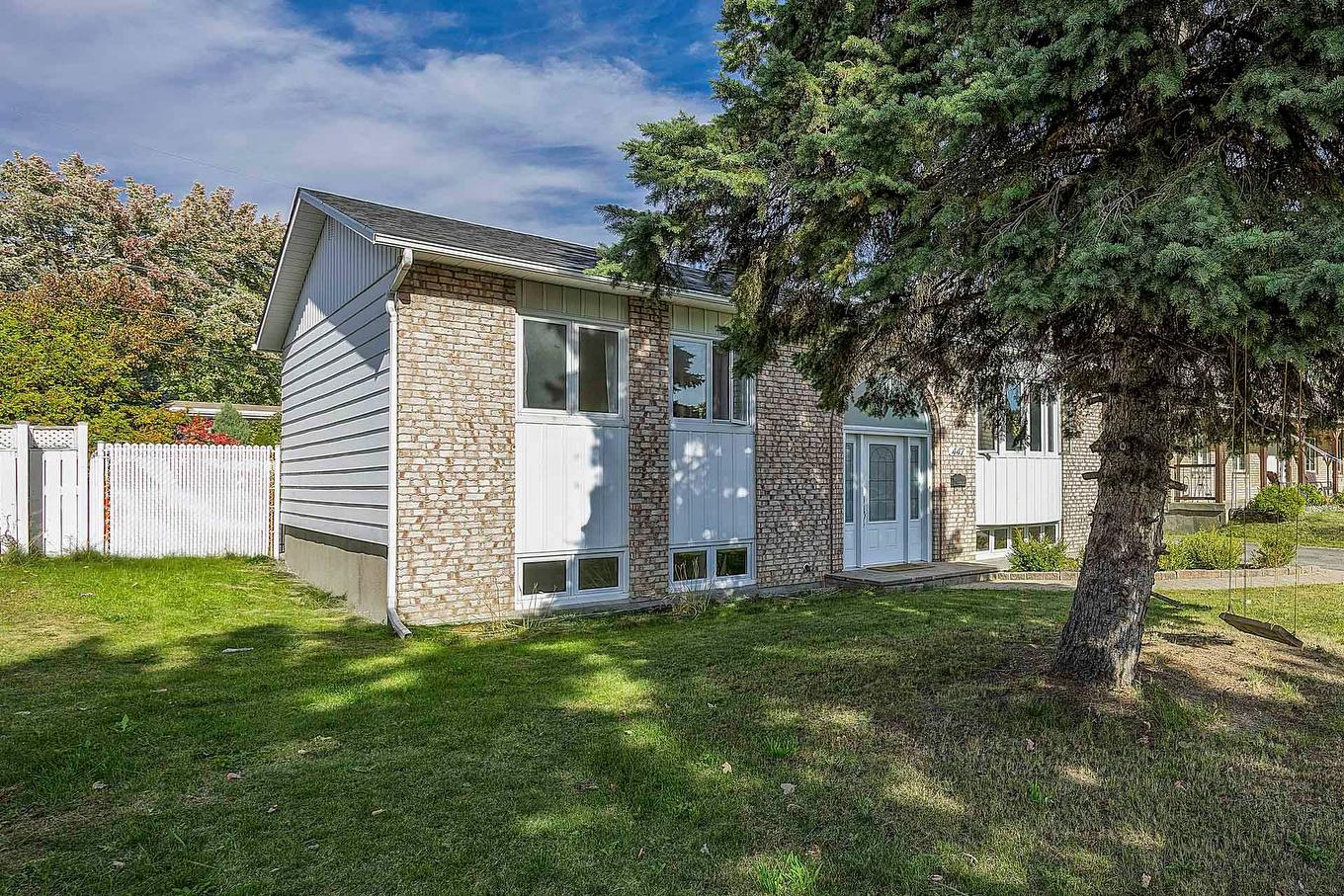 Frontage - 447 Boul. Samson, Laval (Sainte-Dorothée), QC - Outdoor