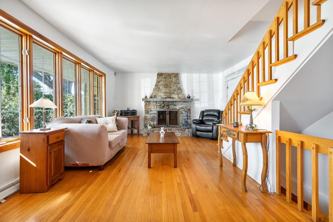 Living room - 173 Rue Des Marguerites, Châteauguay, QC - Indoor Photo Showing Living Room With Fireplace