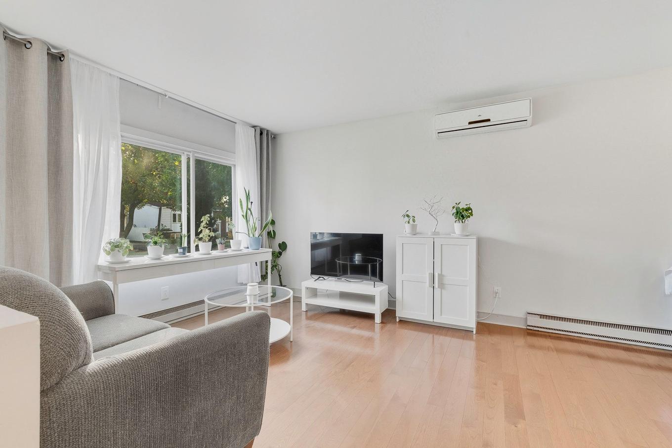 Salon - 1680 Rue Paquin, Terrebonne (Terrebonne), QC - Indoor