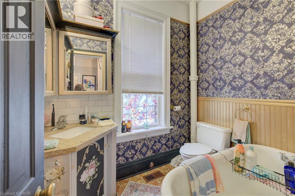 32 Ellen Street E, Kitchener, ON - Indoor Photo Showing Bathroom