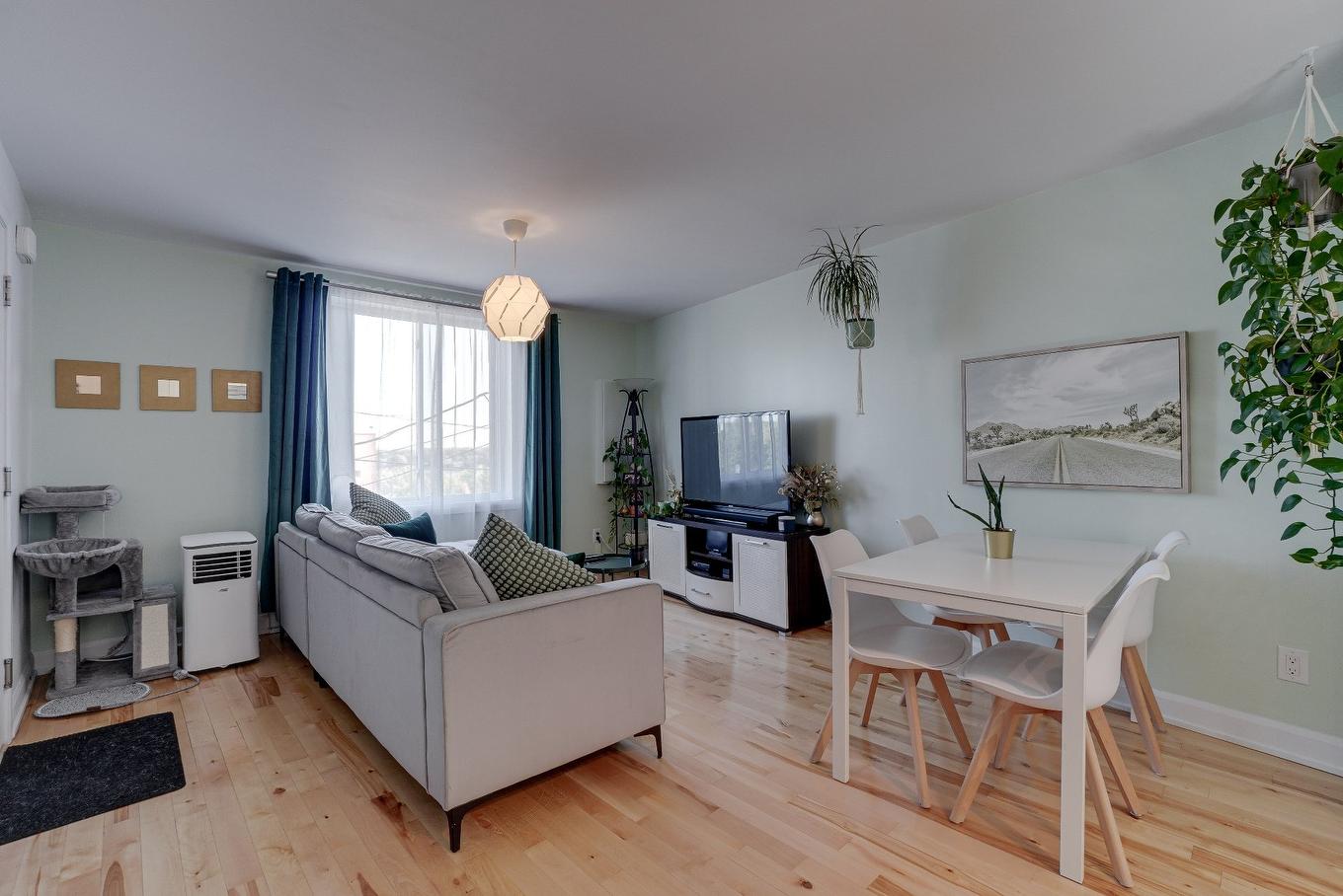 Living room - 738 - 742 Av. Bellevue, Laval (Saint-Vincent-De-Paul), QC - Indoor Photo Showing Other Room