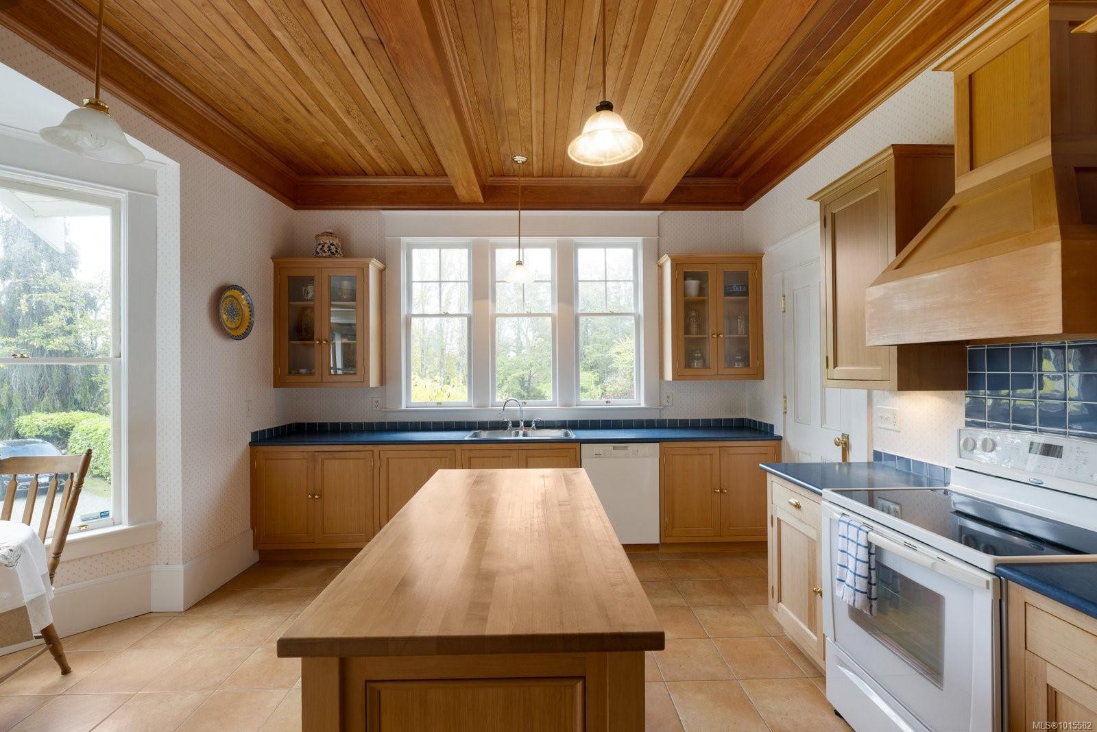 1175 Wain Rd, North Saanich, BC