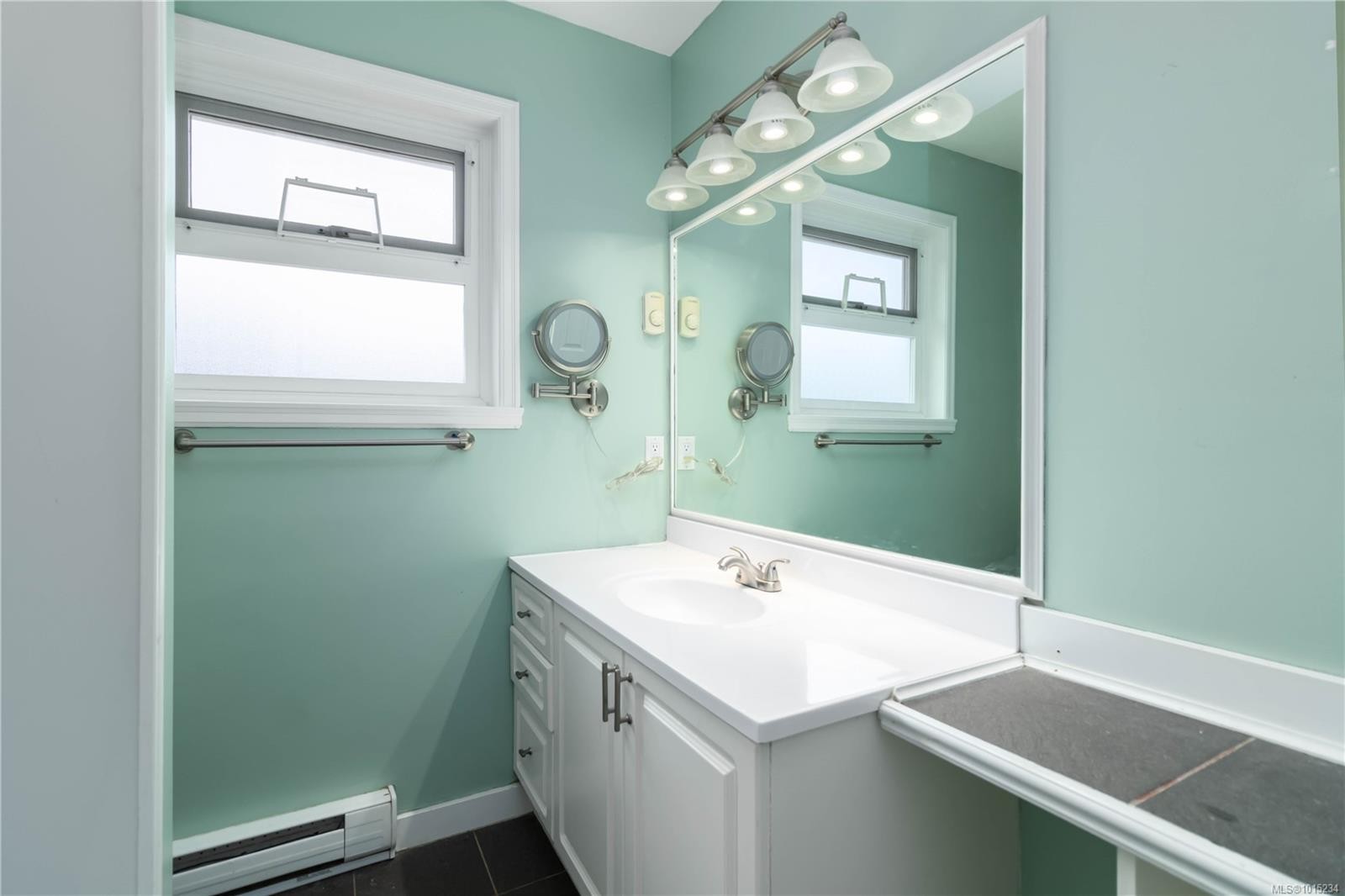 2344 Ocean Ave, Sidney, BC