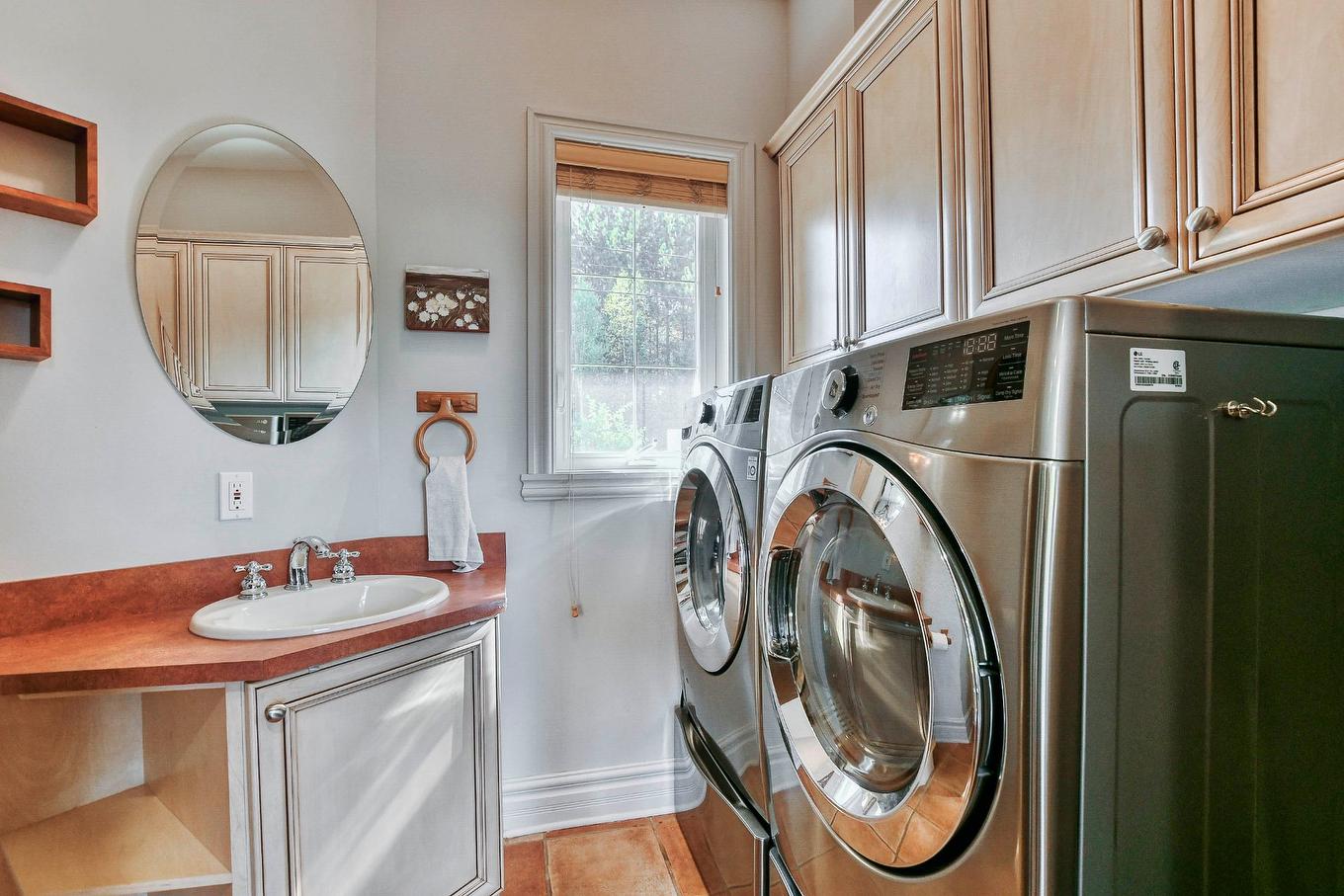 Salle de lavage - 48 Ch. Doris, Saint-Sauveur, QC - Indoor Photo Showing Laundry Room