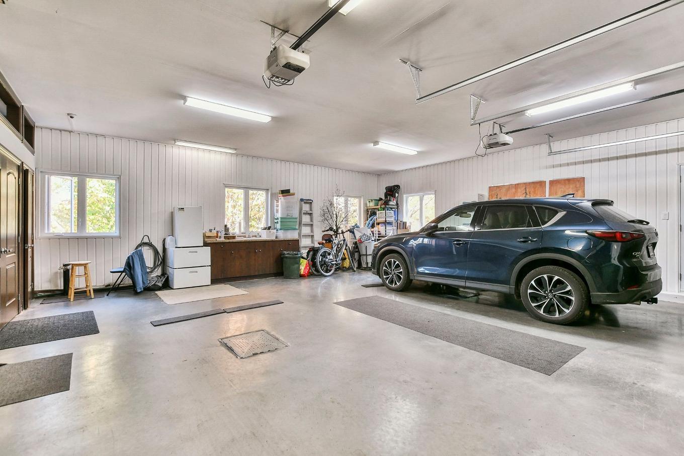 Garage - 48 Ch. Doris, Saint-Sauveur, QC - Indoor Photo Showing Garage