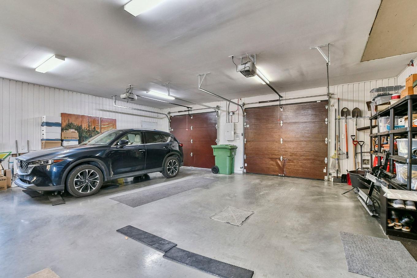 Garage - 48 Ch. Doris, Saint-Sauveur, QC - Indoor Photo Showing Garage