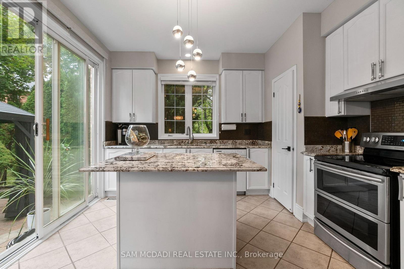 3859 Pondview Way, Mississauga, ON - Indoor Photo Showing Kitchen With Upgraded Kitchen