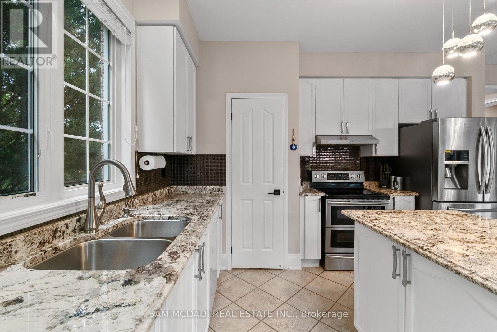3859 Pondview Way, Mississauga, ON - Indoor Photo Showing Kitchen With Stainless Steel Kitchen With Double Sink With Upgraded Kitchen
