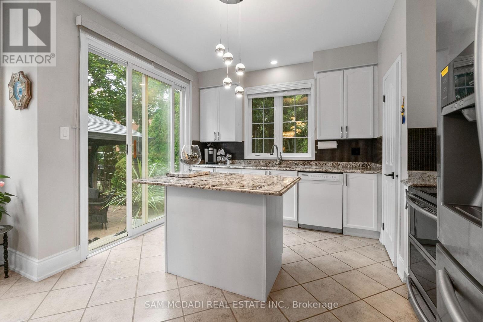 3859 Pondview Way, Mississauga, ON - Indoor Photo Showing Kitchen With Upgraded Kitchen