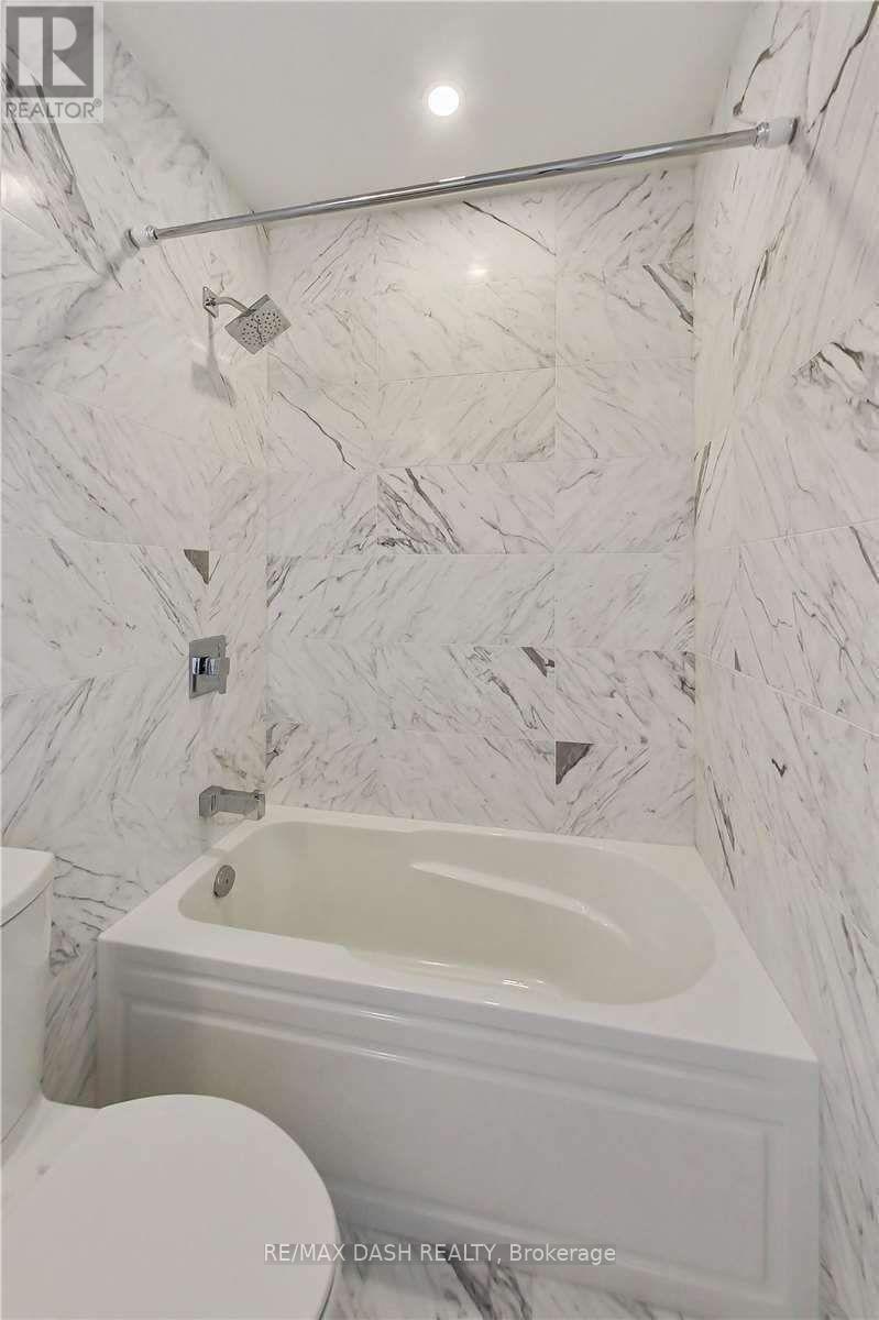1001 - 151 Avenue Road, Toronto, ON - Indoor Photo Showing Bathroom