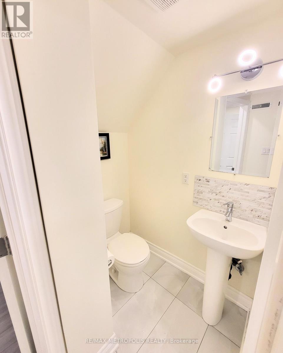 Bsmt - 923 Penson Crescent, Milton, ON - Indoor Photo Showing Bathroom