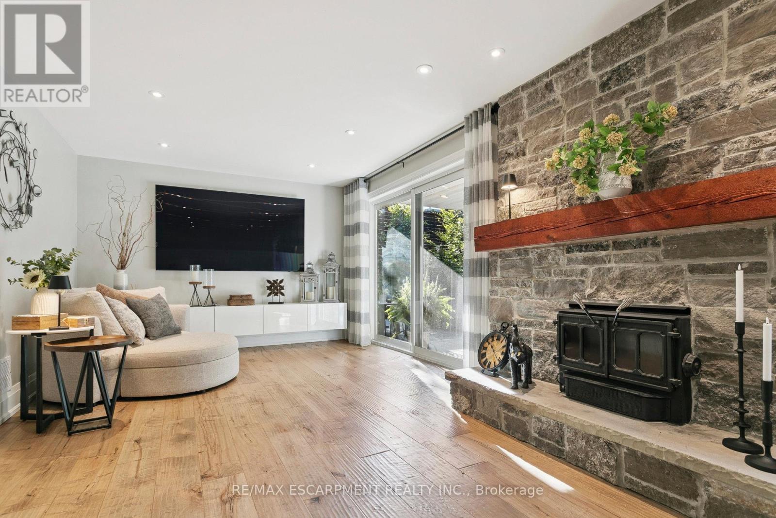 2683 Kingsberry Crescent, Mississauga, ON - Indoor Photo Showing Living Room With Fireplace