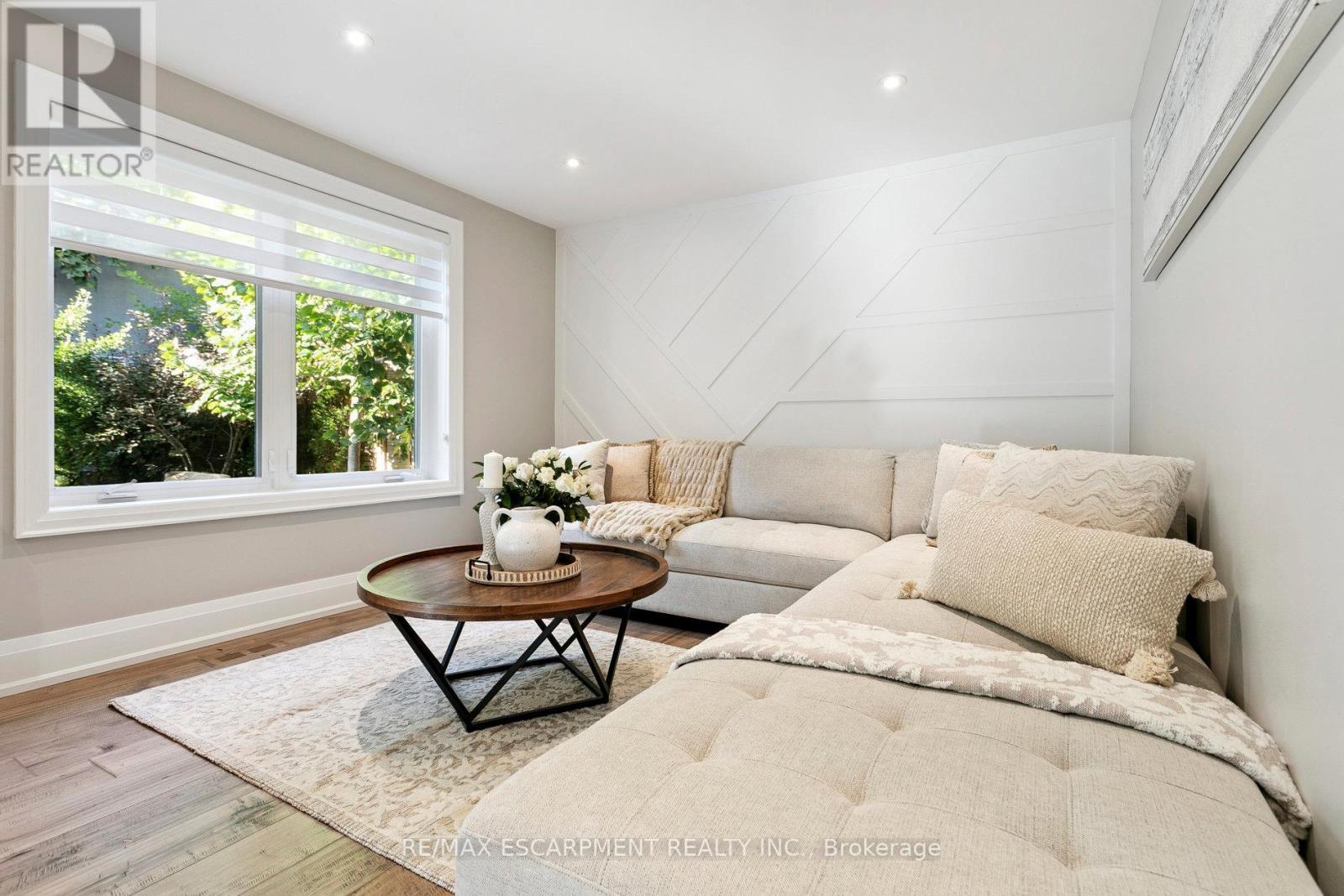 2683 Kingsberry Crescent, Mississauga, ON - Indoor Photo Showing Living Room