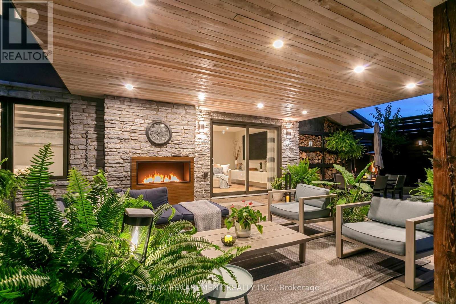 2683 Kingsberry Crescent, Mississauga, ON - With Fireplace