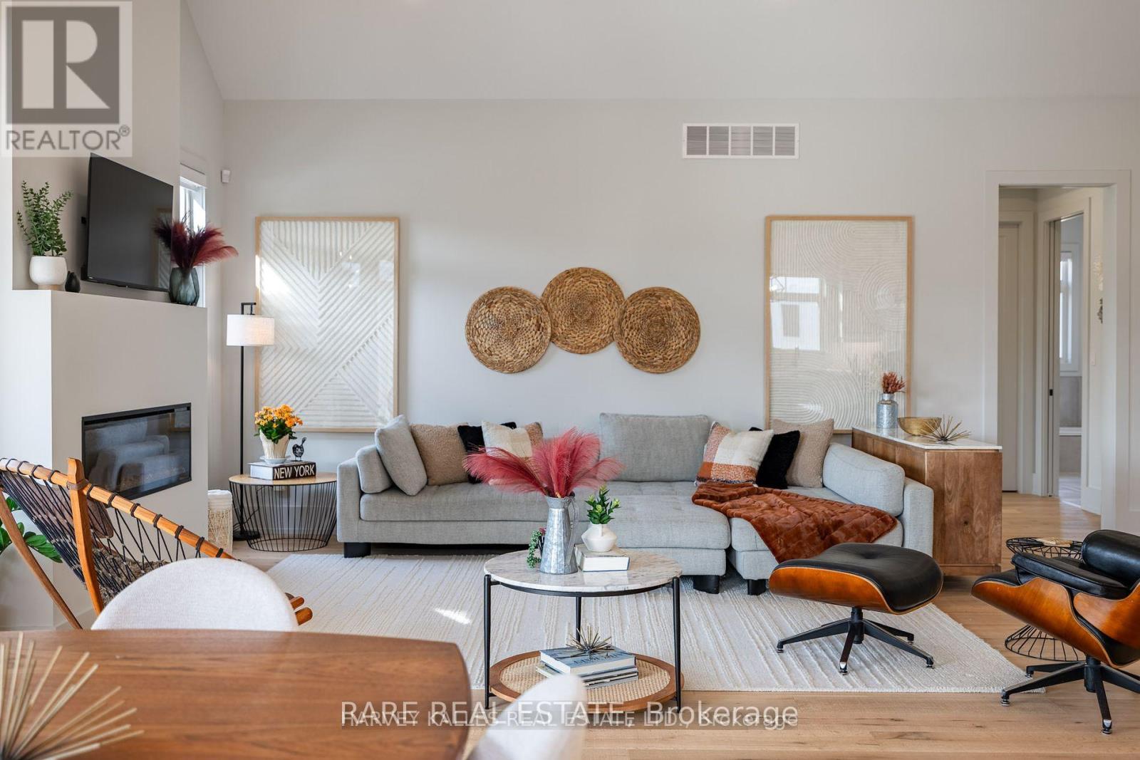 3638 Vosburgh Place N, Lincoln, ON - Indoor Photo Showing Living Room With Fireplace