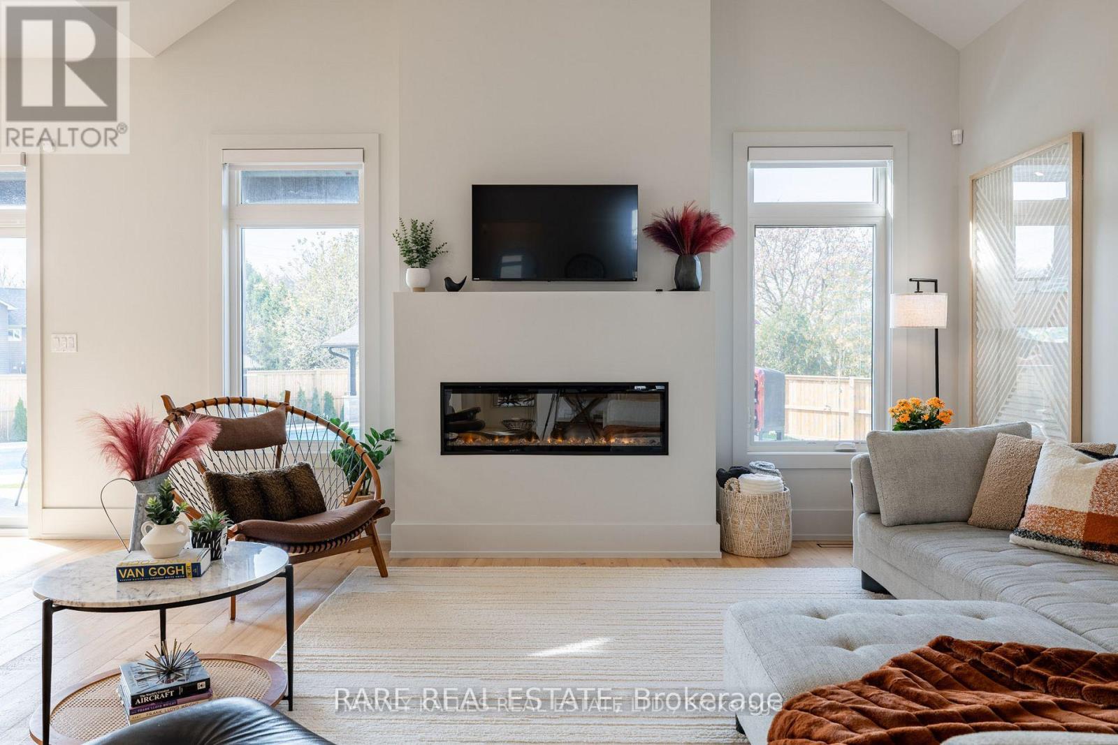 3638 Vosburgh Place N, Lincoln, ON - Indoor Photo Showing Living Room With Fireplace