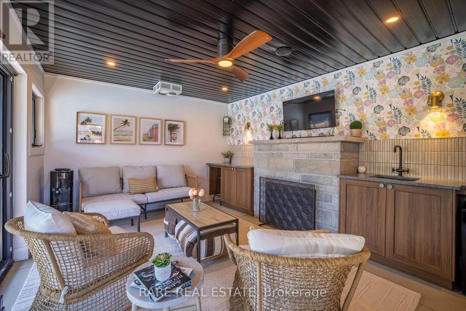 3638 Vosburgh Place N, Lincoln, ON - Photo Showing Living Room With Fireplace