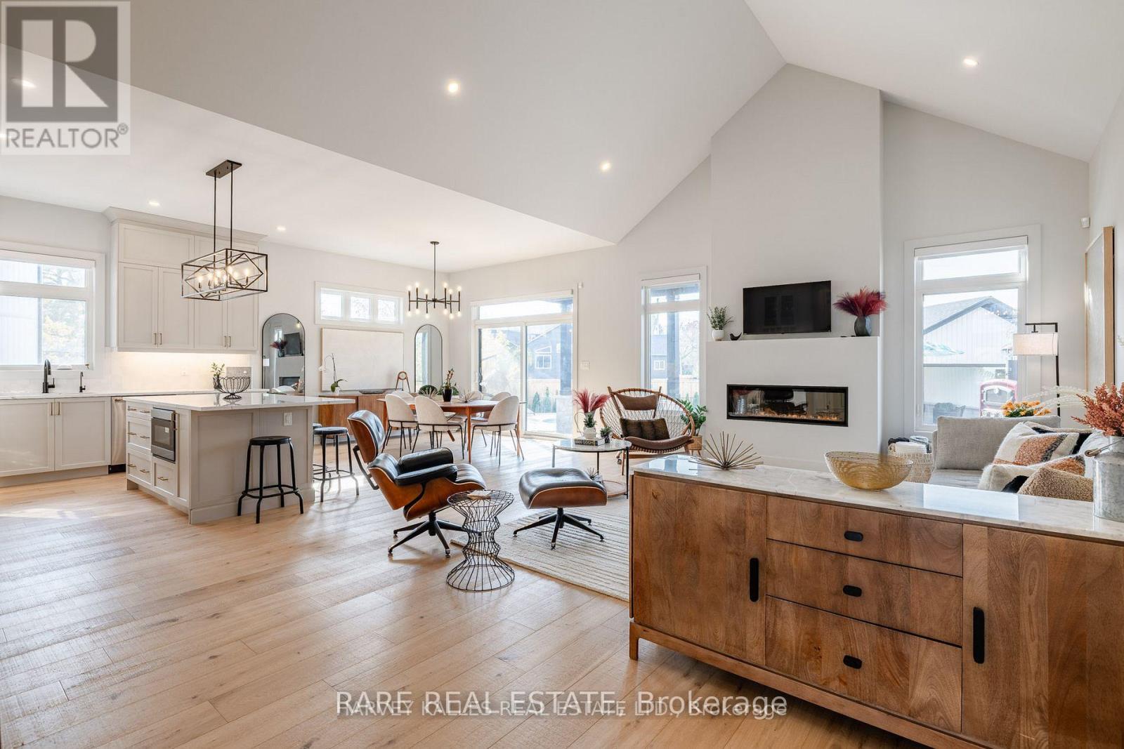3638 Vosburgh Place N, Lincoln, ON - Indoor Photo Showing Other Room With Fireplace