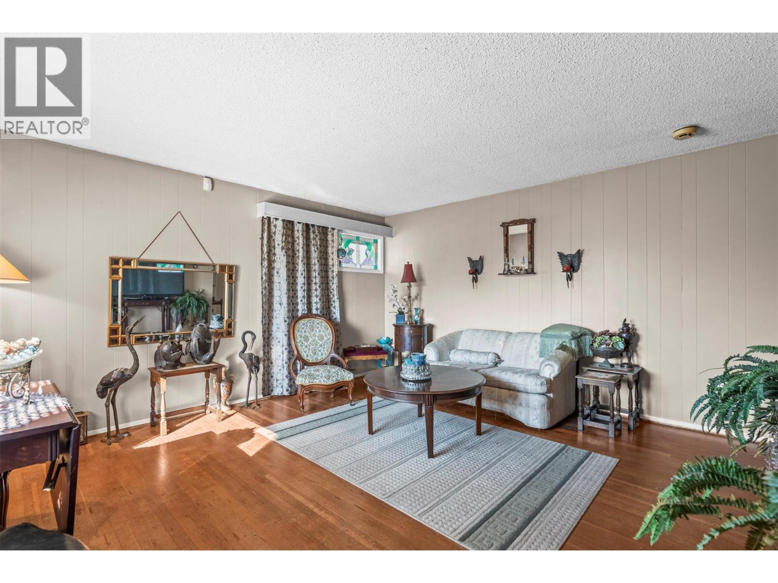 3405 18 Street, Vernon, BC - Indoor Photo Showing Living Room