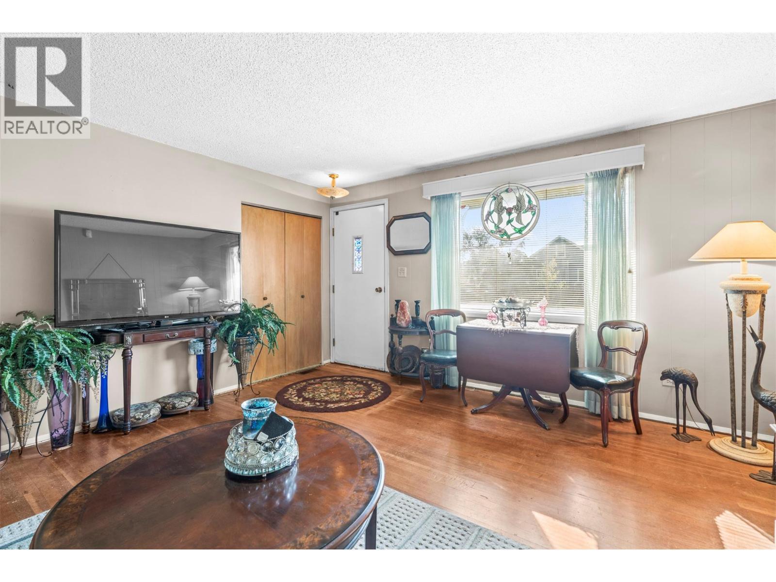 3405 18 Street, Vernon, BC - Indoor Photo Showing Living Room