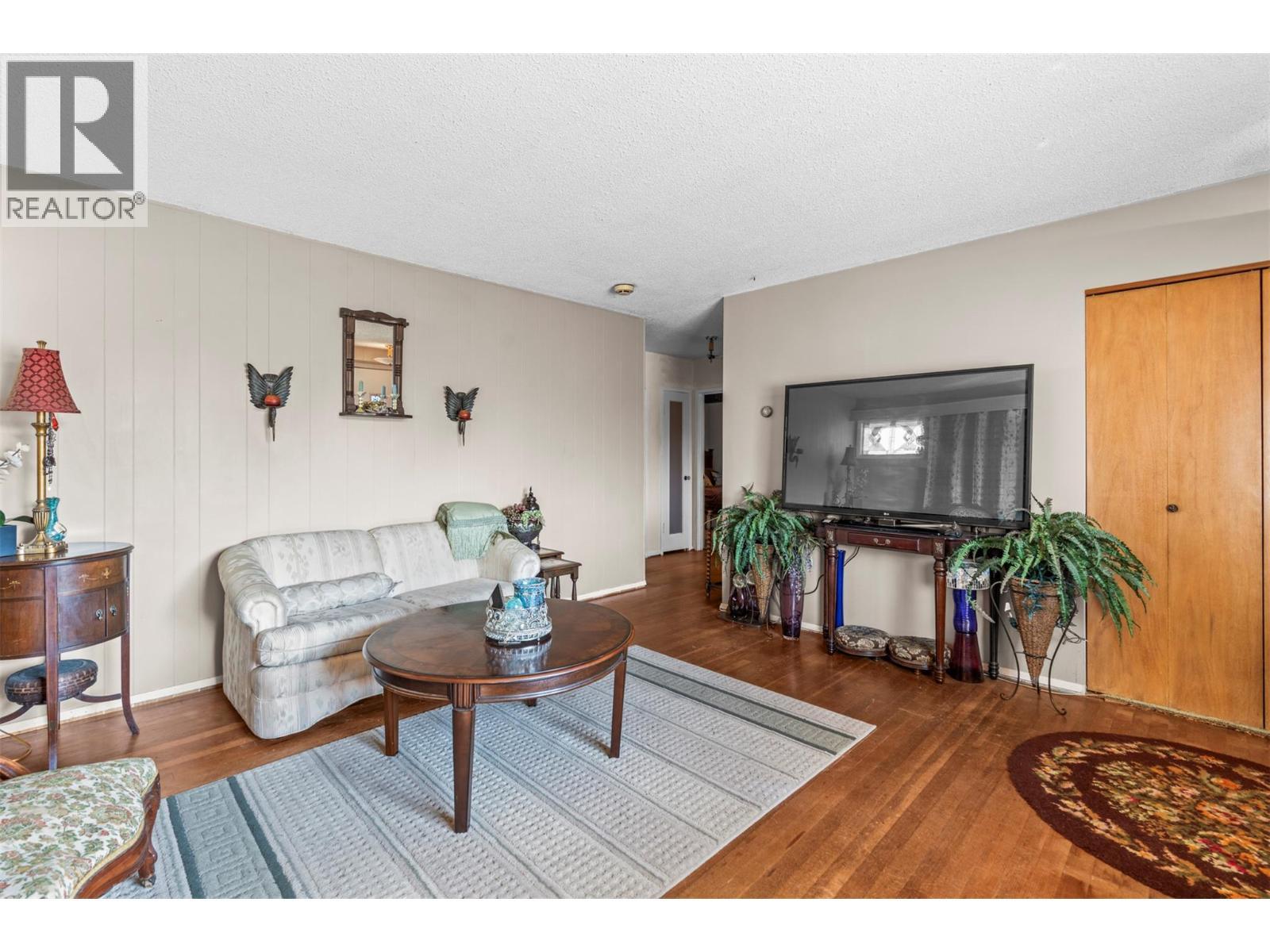 3405 18 Street, Vernon, BC - Indoor Photo Showing Living Room