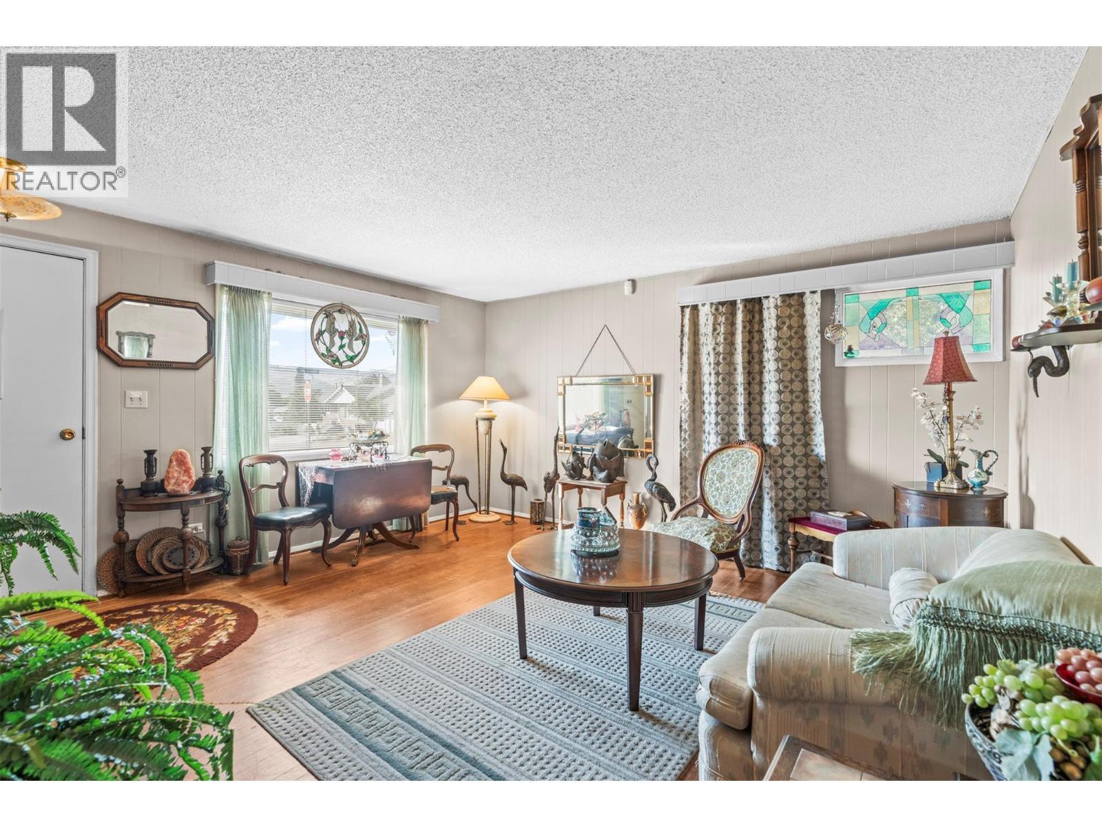 3405 18 Street, Vernon, BC - Indoor Photo Showing Living Room