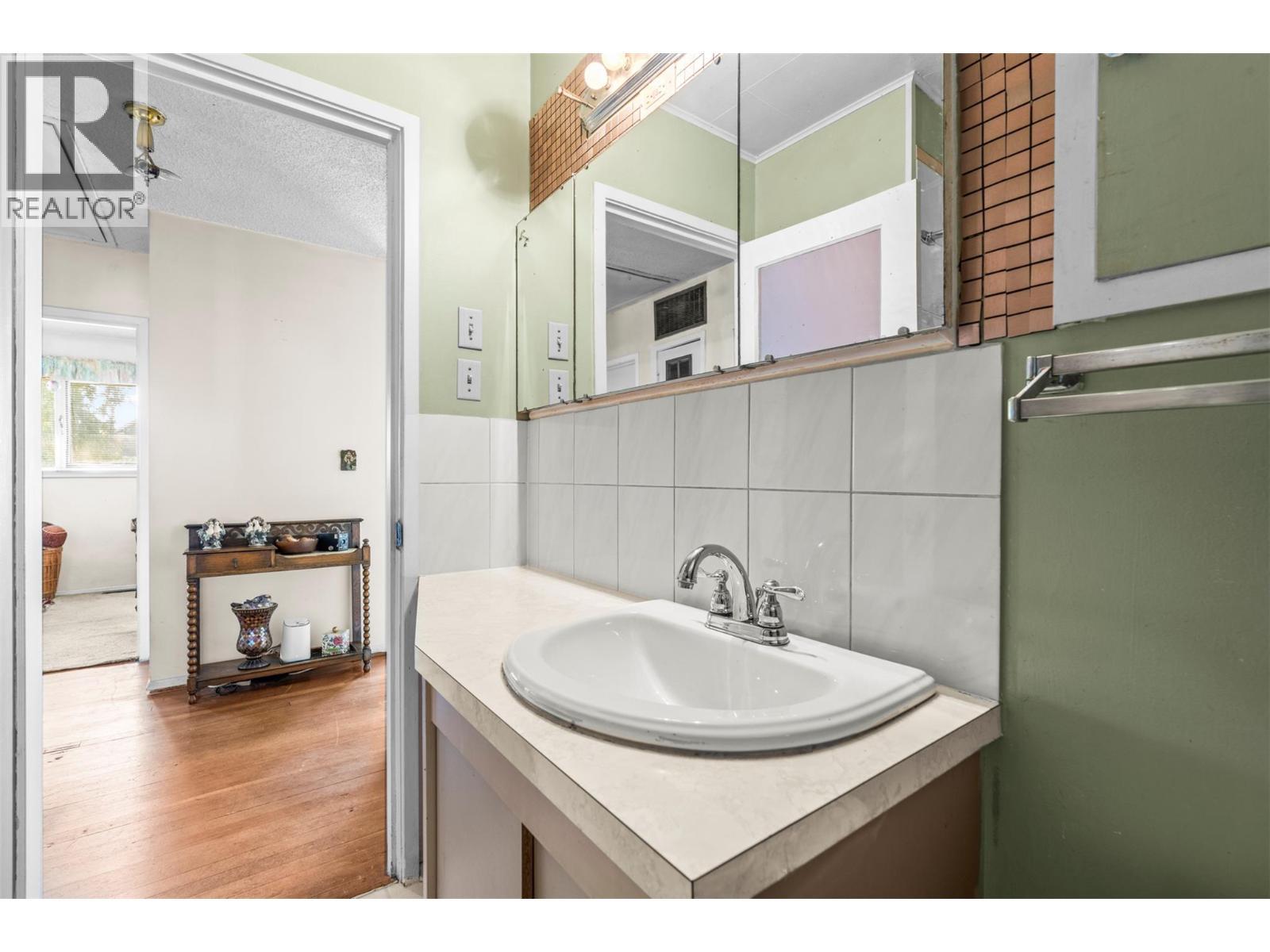 3405 18 Street, Vernon, BC - Indoor Photo Showing Bathroom
